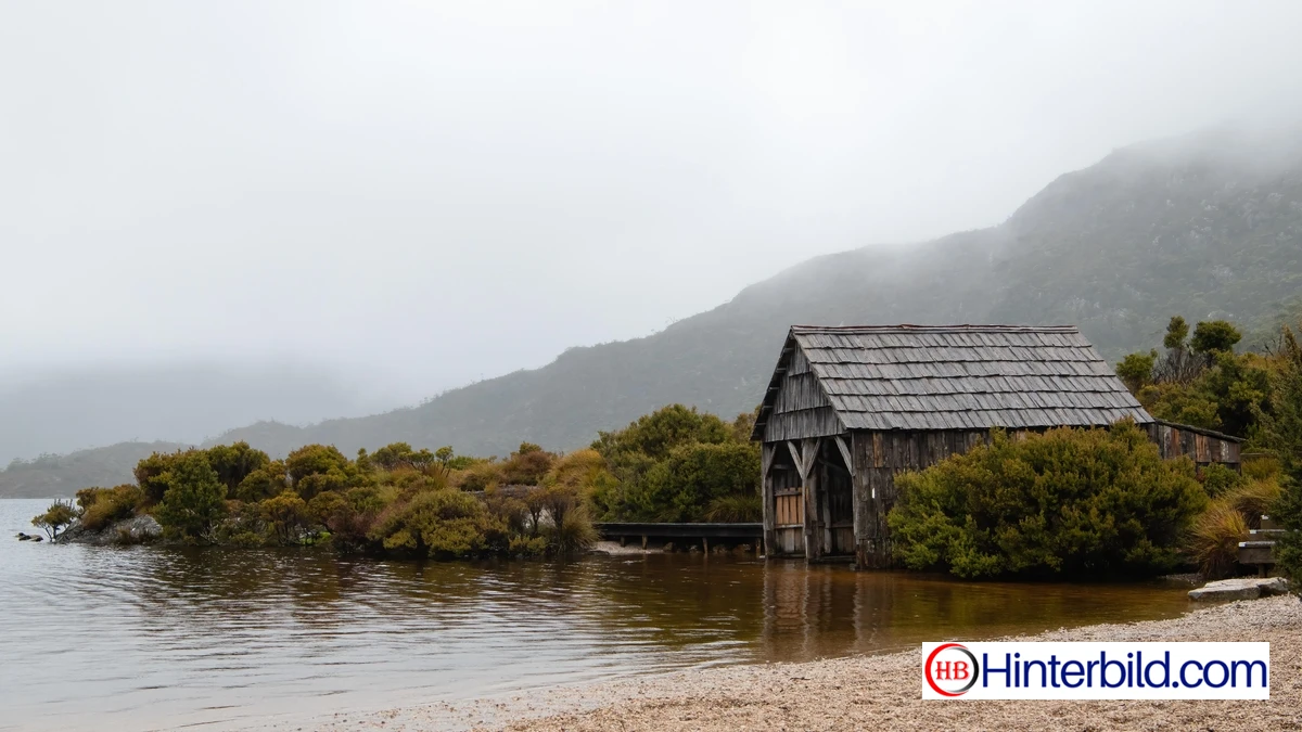 Alte Hütte am See mit idyllischer Landschaft - Hintergrundbild