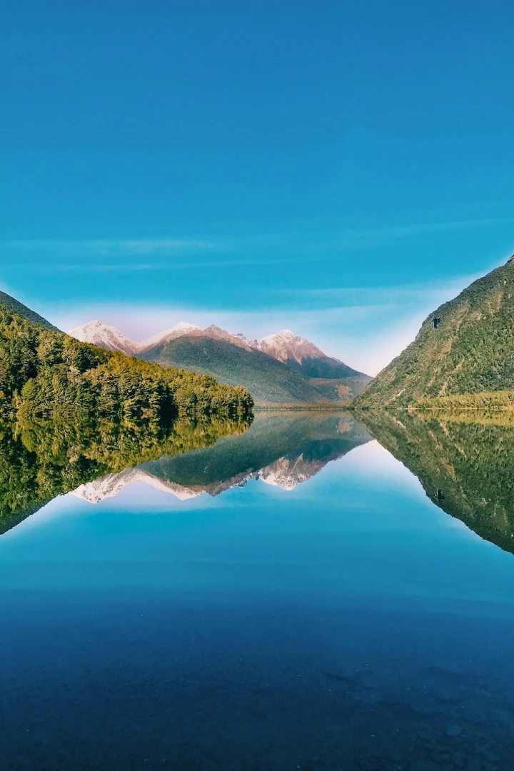 Berg- und Waldlandschaft mit See - Hintergrundbild