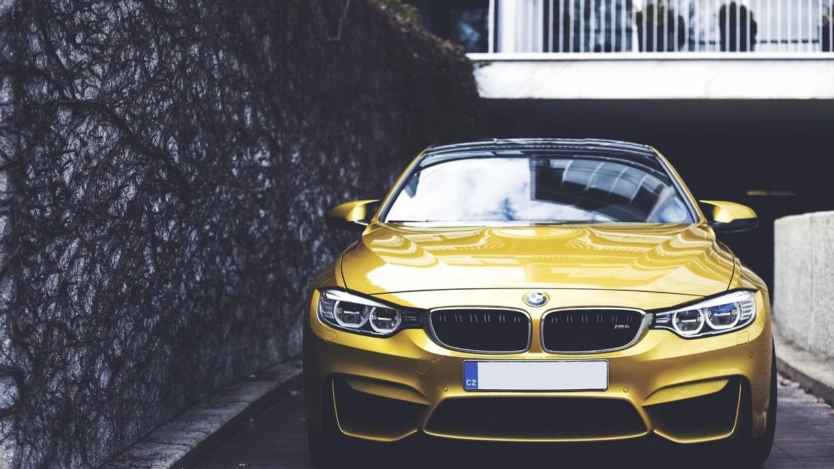 Goldener BMW 3er – 4K Desktop Hintergrundbild kostenlos herunterladen - Hintergrundbild