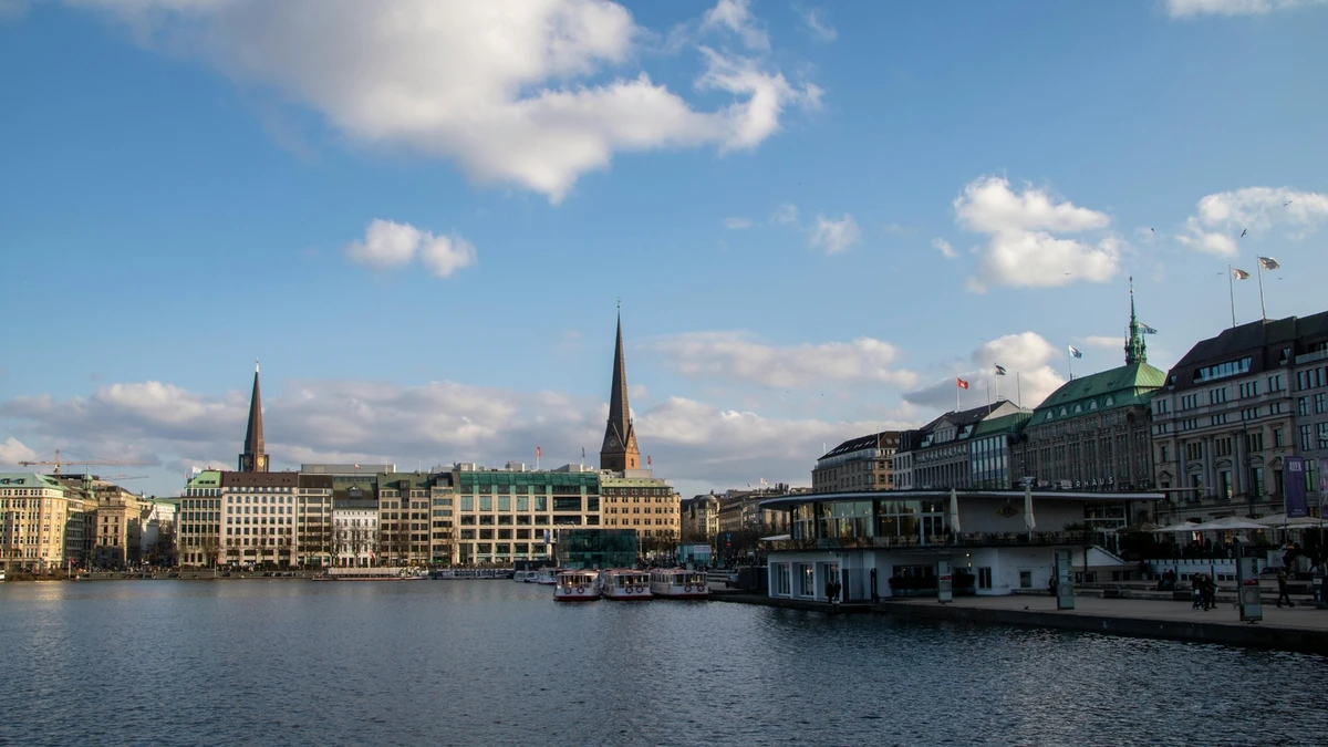 Hamburg Skyline 4K – Atemberaubendes PC Hintergrundbild - Hintergrundbild