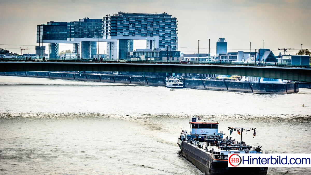 Köln Kranhäuser und Schifahren - Hintergrundbild