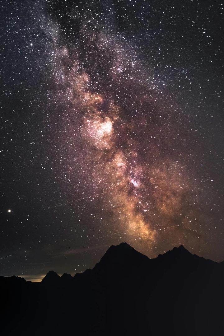 Silhouette Des Berges Unter Sternenklarer Nacht