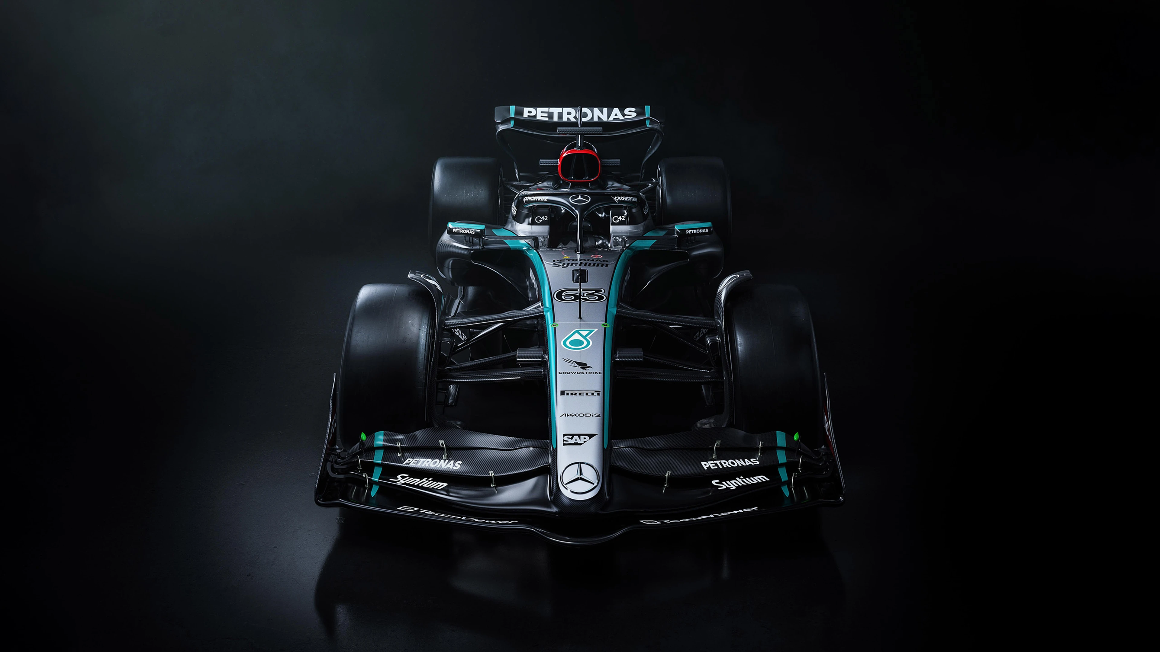 Schwarzer Mercedes-AMG Petronas Formel 1 Rennwagen im Studio mit Nebel