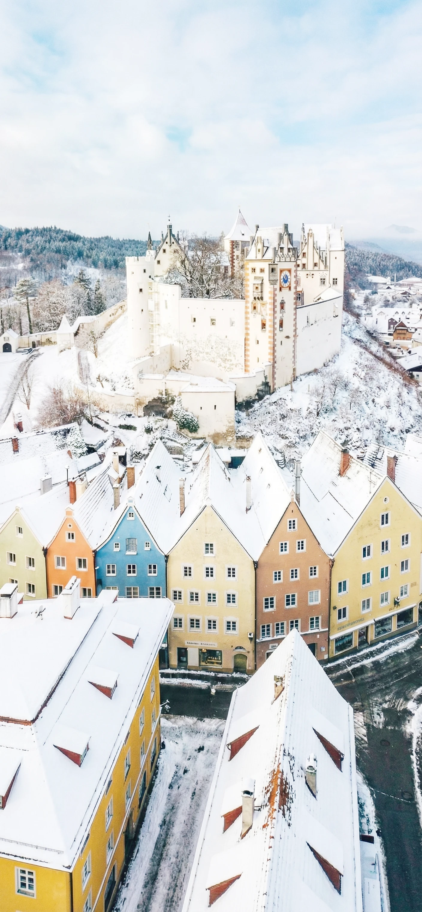 Füssen Handy Hintergrund: Bunte Altstadt   Hohes Schloss im Winter