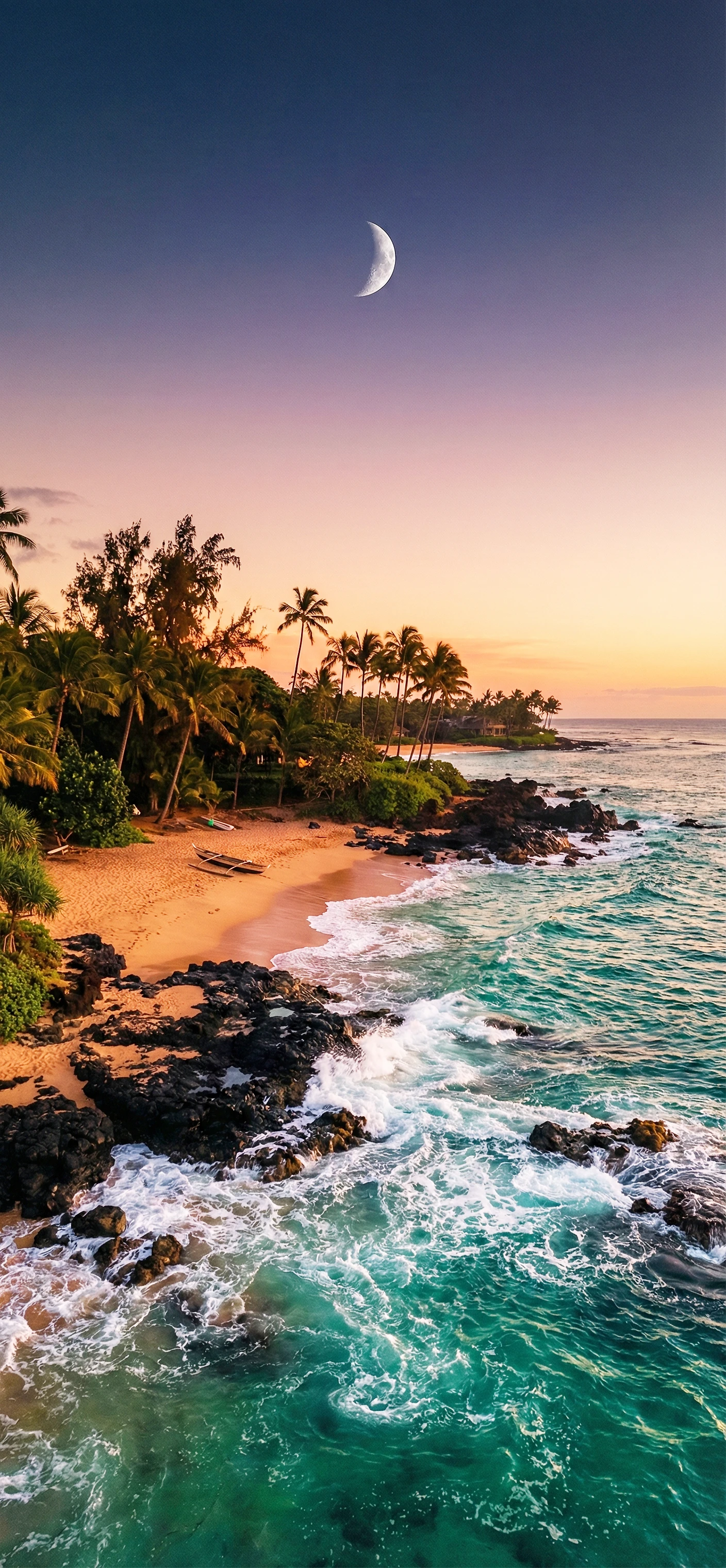 Tropischer Strand bei Sonnenuntergang mit Palmen, tosenden Wellen, Felsen und einer Mondsichel am lila-orangen Himmel - vertikales Hintergrundbild.