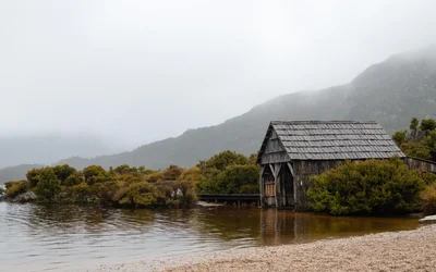 Alte Hütte am See mit idyllischer Landschaft