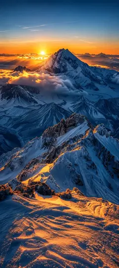 schneebedeckte berggipfel im goldenen sonnenaufgang als berge hintergrundbilder und kostenlose handy hintergrundbilder 4k für iphone und samsung.