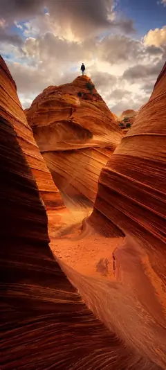 rote sandsteinberge in einer canyonlandschaft als berge hintergrundbilder und kostenlose hintergrundbilder 4k für iphone.