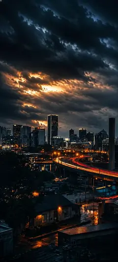 Dramatische Stadt Skyline mit dunklen Sturmwolken, Sonnenstrahlen und leuchtenden Straßen bei Abendstimmung als vertikales Handy Wallpaper