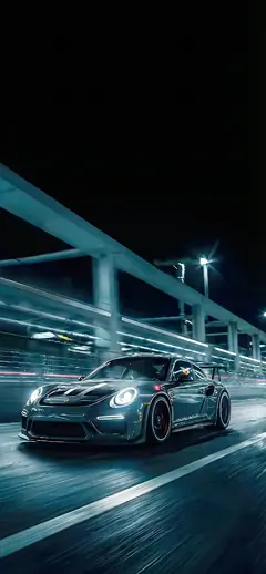 Dunkler Porsche 911 Sportwagen fährt bei Nacht extrem schnell über eine nasse Autobahnbrücke als Handy Hintergrundbild.