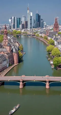 Frankfurt Skyline iPhone Hintergrundbild mit Main Fluss und moderner Stadtansicht in 4K