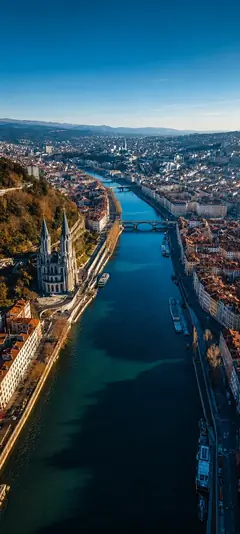 Lyon an der Saône mit Altstadt Brücken und historischem Stadtblick als elegantes Hintergrundbild für Handy Wallpaper