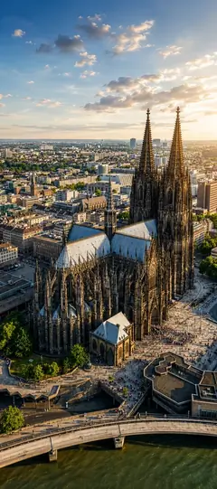 Kölner Dom aus der Vogelperspektive mit Rhein und Kölner Stadtpanorama bei goldenem Sonnenuntergang als Handy Hintergrundbild