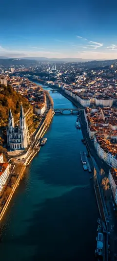 Luftaufnahme von Lyon mit Saône, Brücken, Stadtpanorama und Basilika Notre-Dame de Fourvière als vertikales Handy Wallpaper