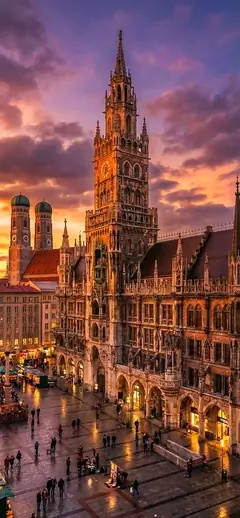 Magischer Sonnenuntergang über dem Marienplatz: Neues Rathaus München in 4K | Hinterbild.de
