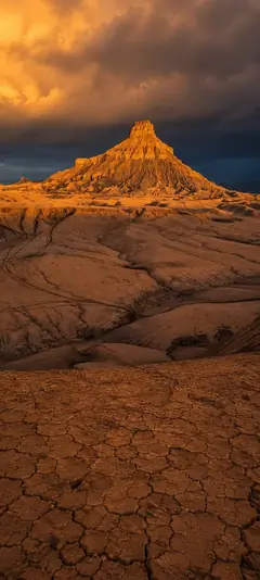 goldene felsformation in der wüste bei sonnenuntergang als natur hintergrundbilder und kostenlose hintergrundbilder 4k für iphone.