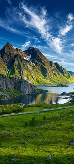 Norwegische Fjordlandschaft mit hohen Bergen, grünem Tal, ruhigem Wasser und dramatischen Wolken als vertikales Handy Wallpaper