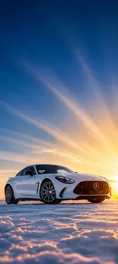 Weißer Mercedes AMG Sportwagen auf verschneiter Straße bei Sonnenuntergang mit blauem Himmel als vertikales Handy Wallpaper