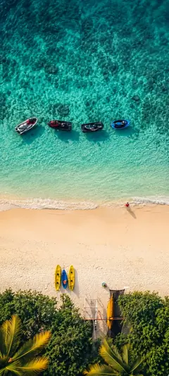 WhatsApp Hintergrundbild mit türkisfarbenem Meer, Strand und Booten für iPhone