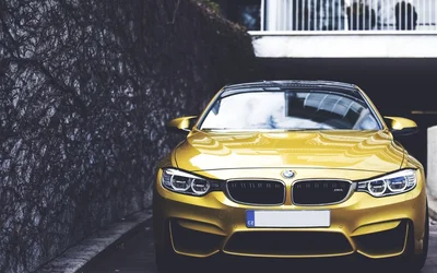 Goldener BMW 3er – 4K Desktop Hintergrundbild kostenlos herunterladen