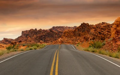 Graue Betonstraße Neben Braunem Berg Während Der Goldenen Stunde