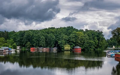 Hütten im Wald am Seeufer