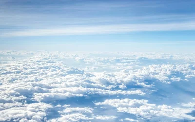 Klarer Himmel mit Weißen Wolken – Ruhevolle Landschaft für Deinen Bildschirm