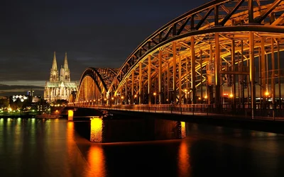 Köln Architekturfoto der Brücke während der Nacht