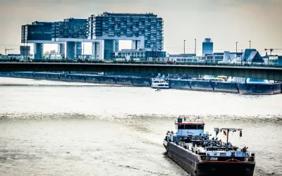 Köln Kranhäuser und Schifahren