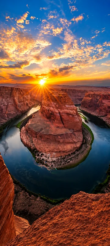 Canyon Landschaft mit Sonnenuntergang und Fluss als 4K Natur Hintergrundbild