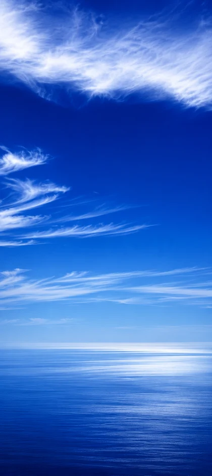blauer himmel mit weißen wolken über ruhigem meer als natur hintergrundbilder und iphone hintergrundbilder in 4k.