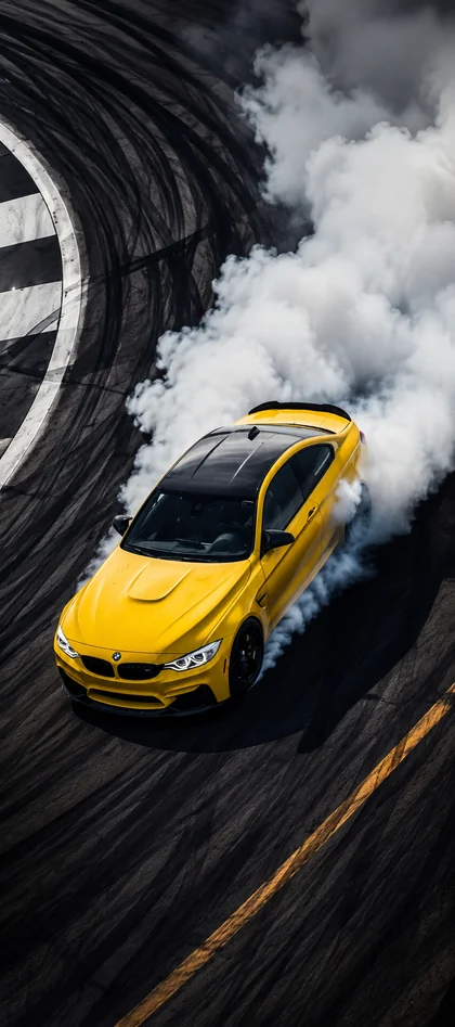 gelber bmw sportwagen beim drift mit rauch auf rennstrecke als bmw hintergrundbilder und coole auto hintergrundbilder in 4k.