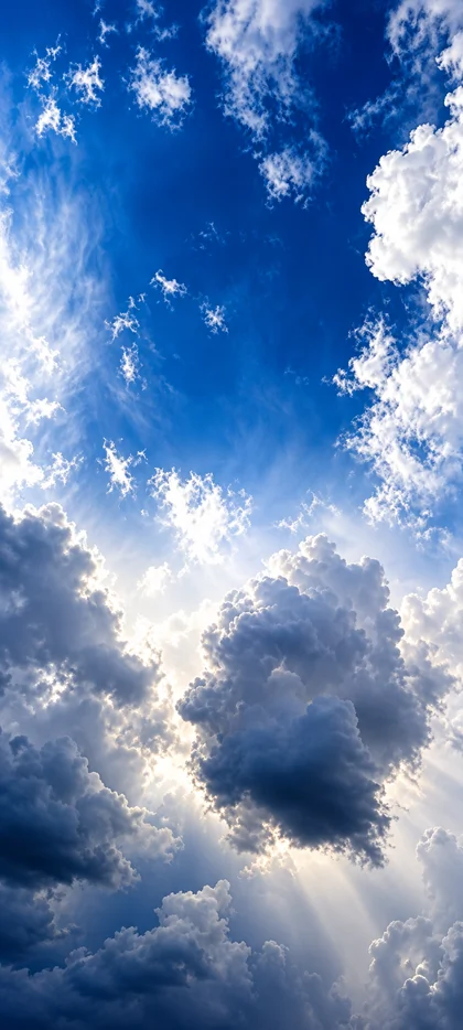Dramatischer blauer Himmel mit großen Wolken und hellen Sonnenstrahlen als 4K Natur Hintergrundbild