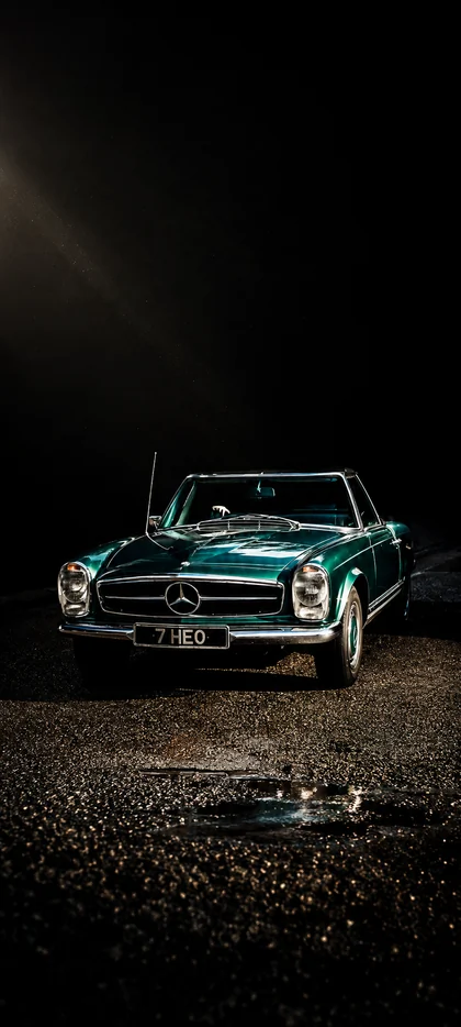 Klassischer Mercedes Oldtimer Roadster bei Nacht auf nasser Straße mit dramatischem Licht als vertikales Handy Wallpaper