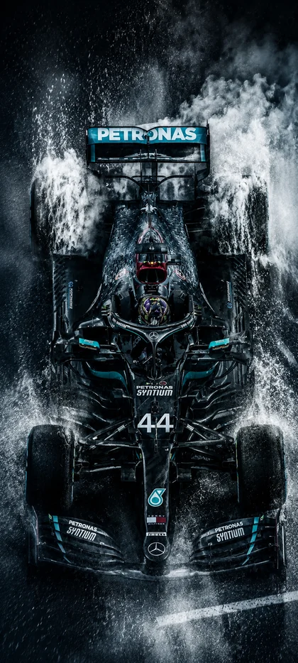 Mercedes Formel 1 Rennwagen fährt bei starkem Regen mit Wasserfontänen und dunkler Motorsport-Atmosphäre als vertikales Handy Wallpaper