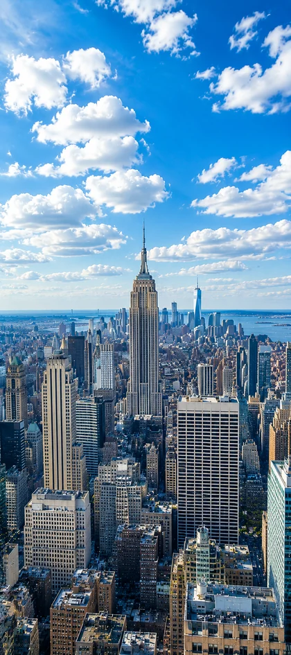 New York Wallpapers 4K mit Empire State Building und Manhattan Skyline unter blauem Himmel