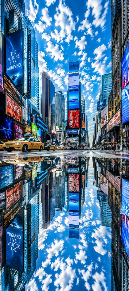 New York Wallpapers 4K mit Times Square, gelbem Taxi und Spiegelung auf nasser Straße in Manhattan