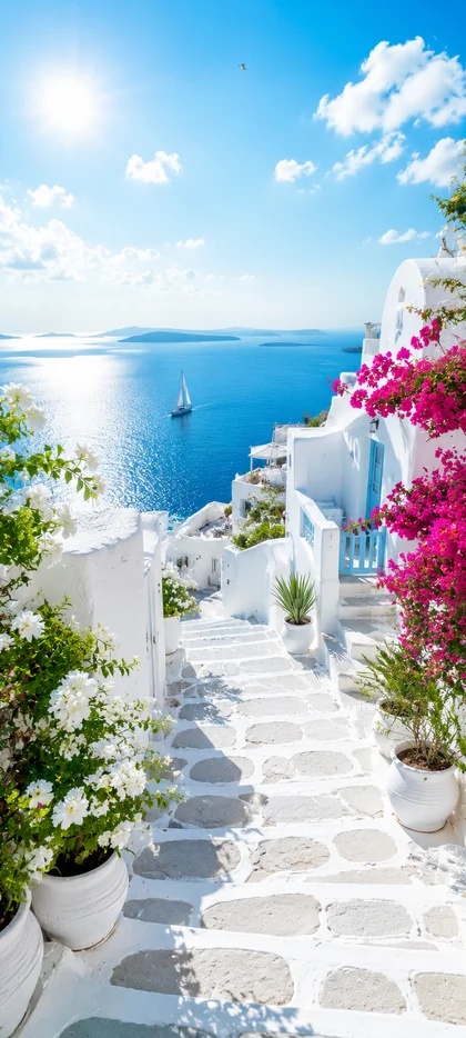 weiße häuser und blühende bougainvilleen mit blick auf das blaue mittelmeer als schöne hintergrundbilder und sommer hintergrundbilder in 4k.