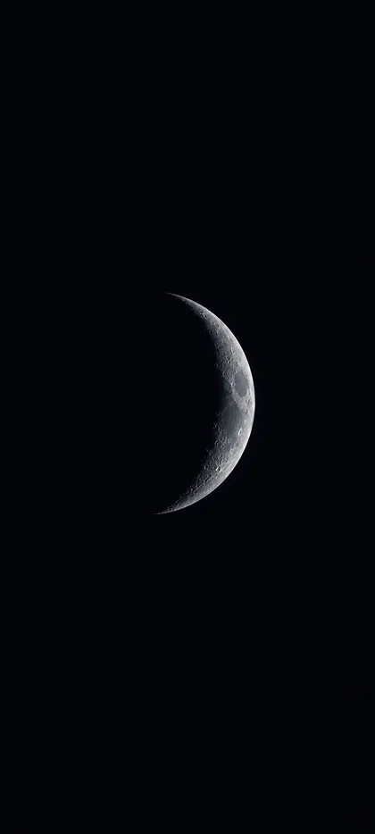 fond d’écran lune minimaliste 4k pour iPhone avec ciel noir et ambiance spatiale