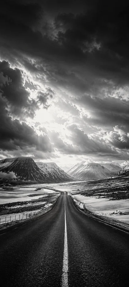 einsame straße durch berglandschaft unter dramatischen wolken als schwarz weiß hintergrundbilder und schöne hintergrundbilder in 4k.