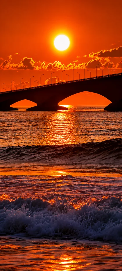 goldener sonnenuntergang über dem meer als sommer hintergrundbilder und kostenlose hintergrundbilder 4k für iphone.