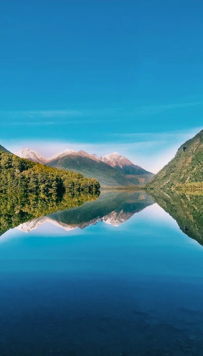 Berg- und Waldlandschaft mit See