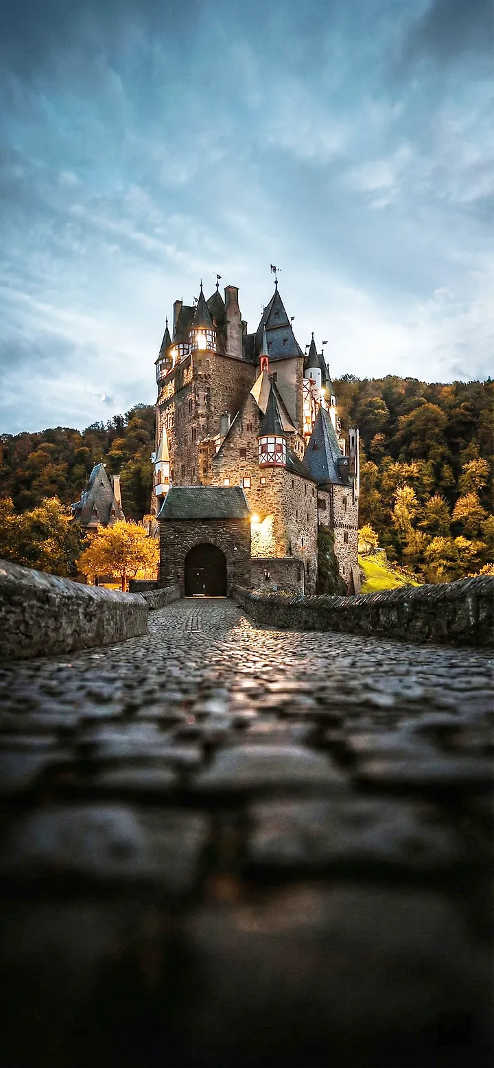 Burg Eltz Wallpaper 4K: Das Märchenschloss im Eltzer Wald
