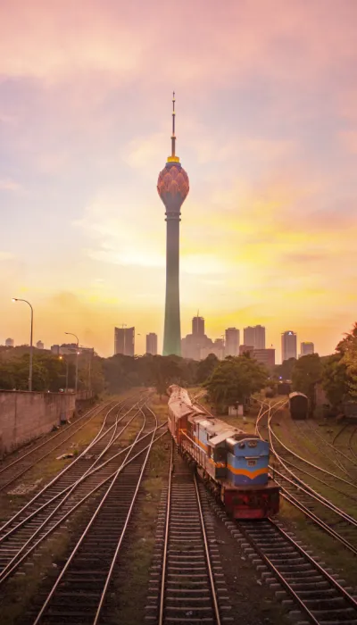 Historischer Zug auf alten Gleisen