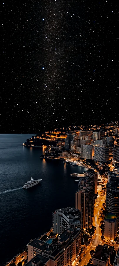Küstenstadt bei Nacht Schwarz Hintergrundbild – Dunkles City Wallpaper in 4K
