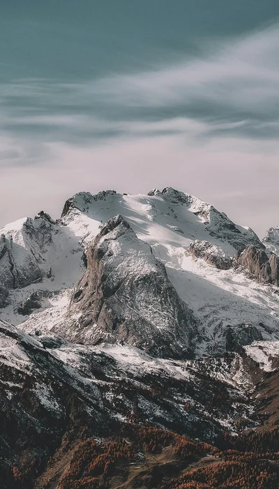 Landschaftsfotografie des schneebedeckten Berges