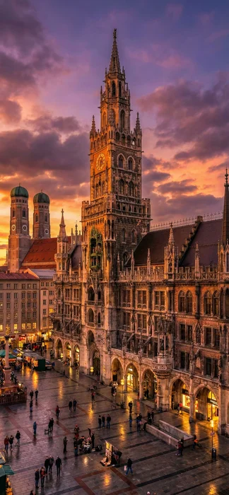 Magischer Sonnenuntergang über dem Marienplatz: Neues Rathaus München in 4K | Hinterbild.de