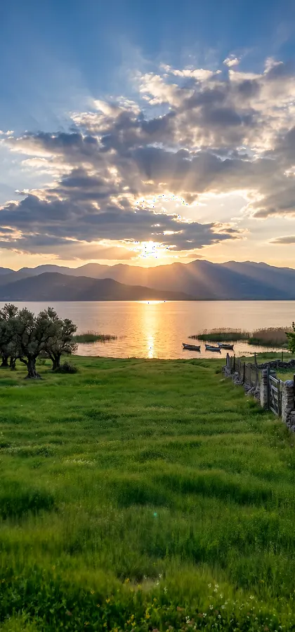 Natur Aesthetic Hintergrundbilder: Berge, See und Sonne fürs Handy