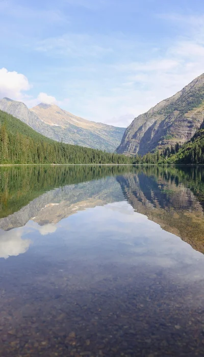 See-, Berg- und Waldlandschaft