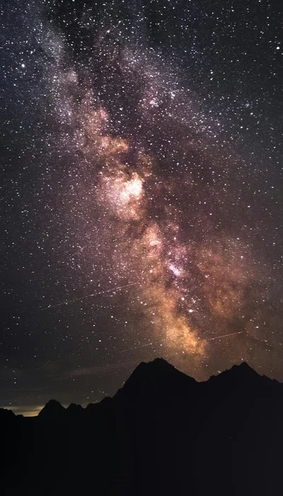 Silhouette Des Berges Unter Sternenklarer Nacht